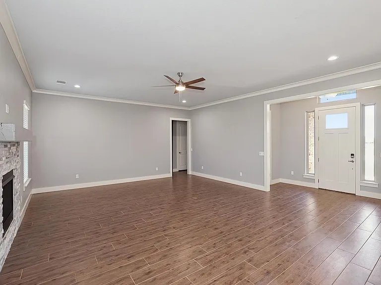 9240 Highland Springs Dr — Photo 5