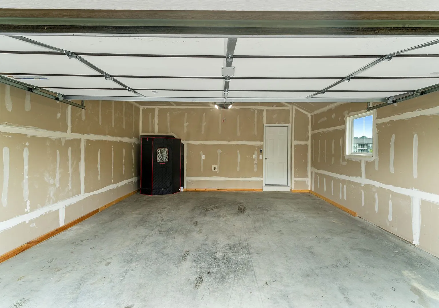 Available Now! 3BR Condo with lots of amenities. — Photo 1