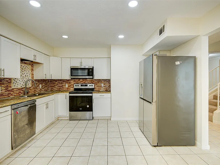 2114 Greenbriar Colony Dr — Photo 12