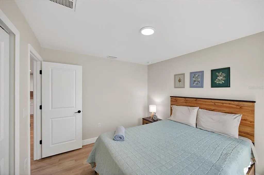 3 bed, 2.0 bath, 1270 sqft, $2,400 — Photo 4