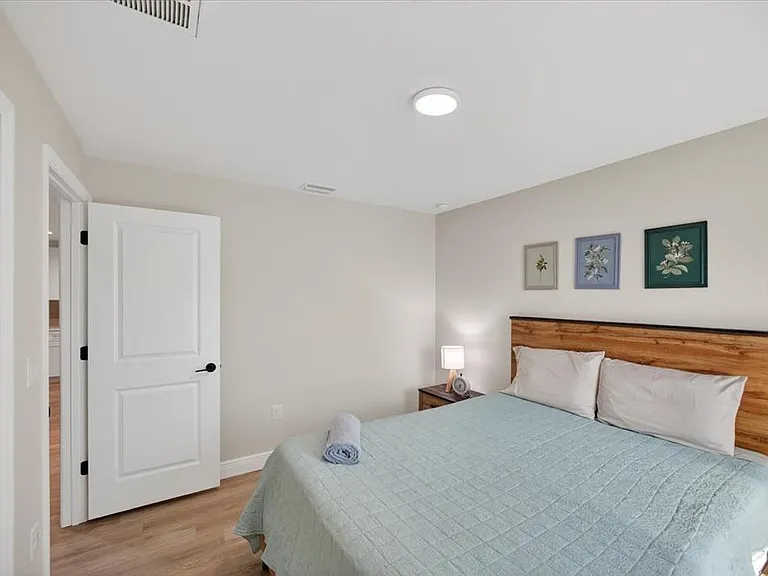 12114 Clarendon Ave — Photo 4