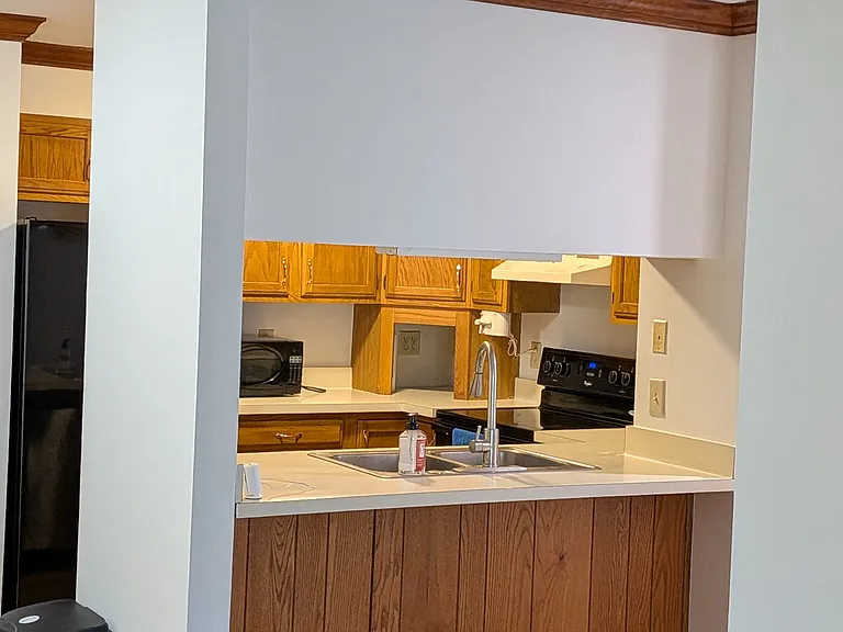 560 Executive Blvd — Photo 10