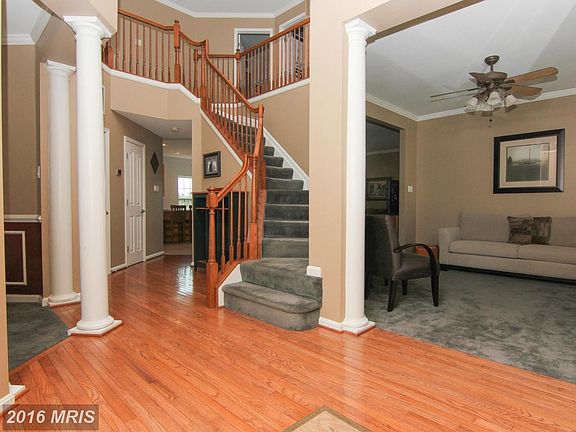 2-Story open foyer