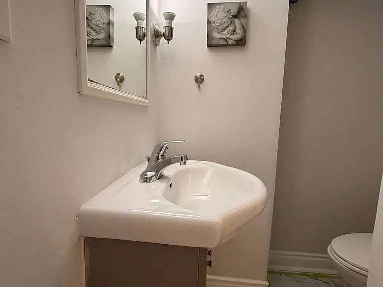 138 Goulding Ave #BASEMENT — Photo 24