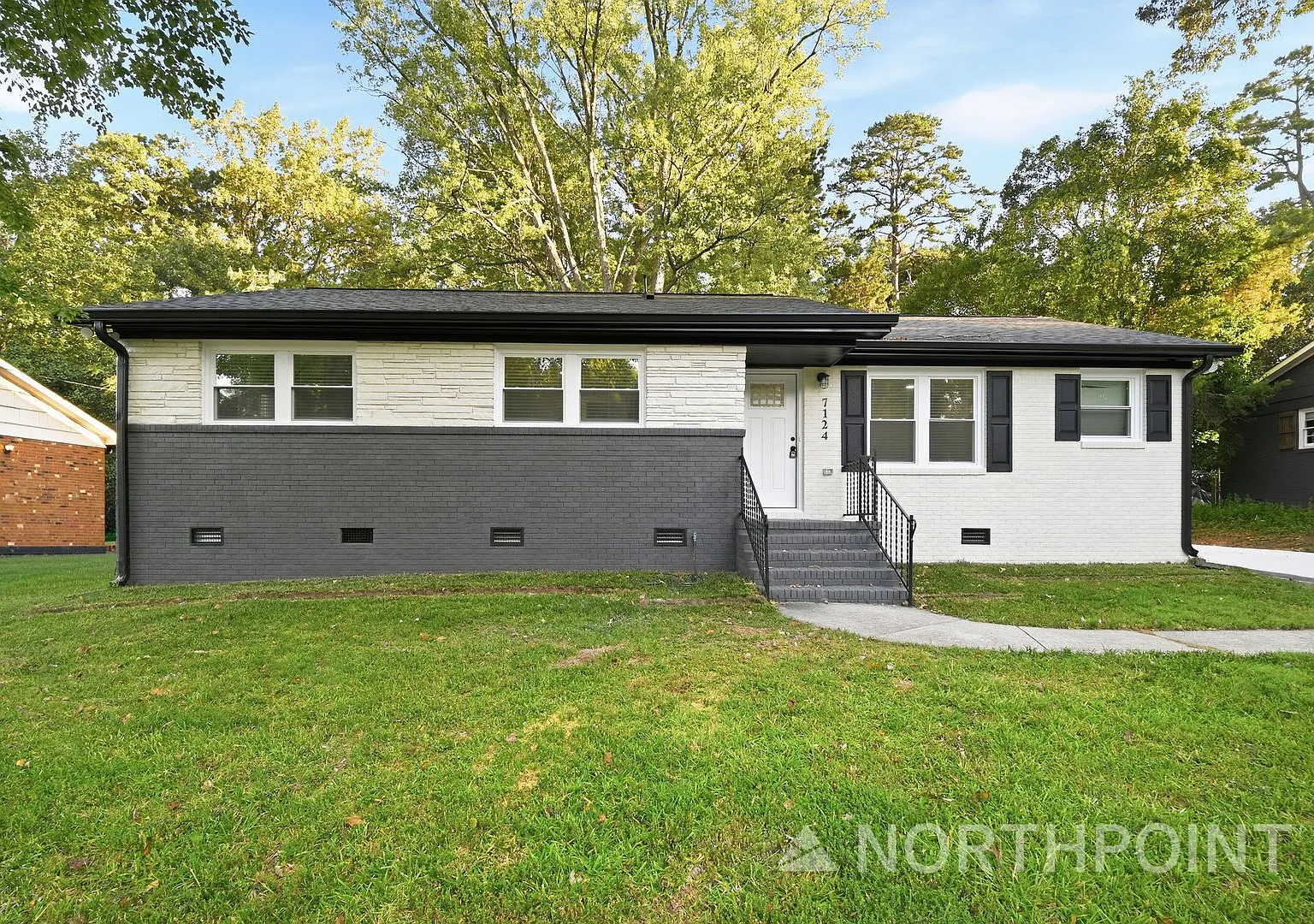 Available for Immediate move in! Recently renovated 3 bed 2 bath — Photo 1