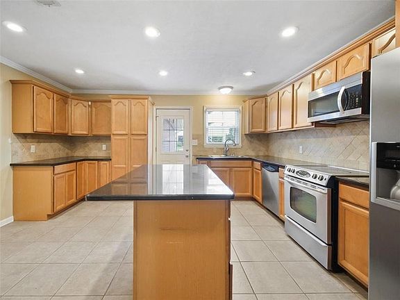 5th image of 1800 Foster St