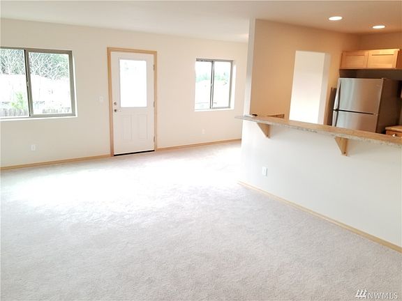 4th image of 368 NE Ohenry Ct