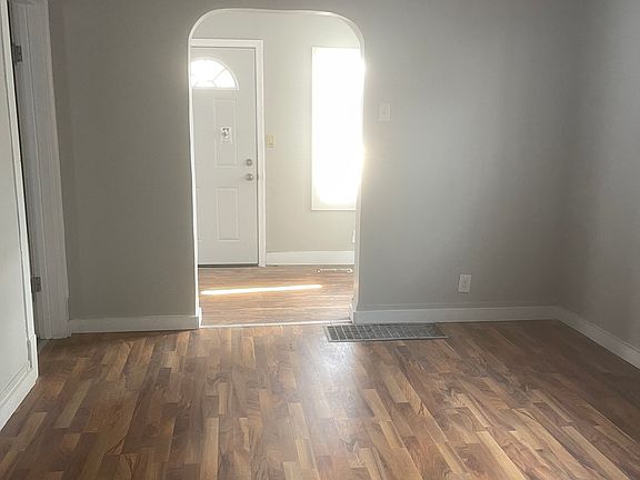 2nd image of 3918 Evergreen St