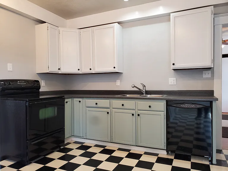 426 W 6th St #5 — Photo 4