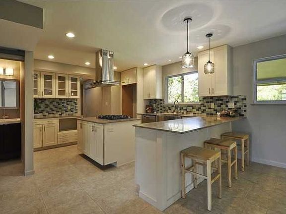 4th image of 2412 Loyola Ln