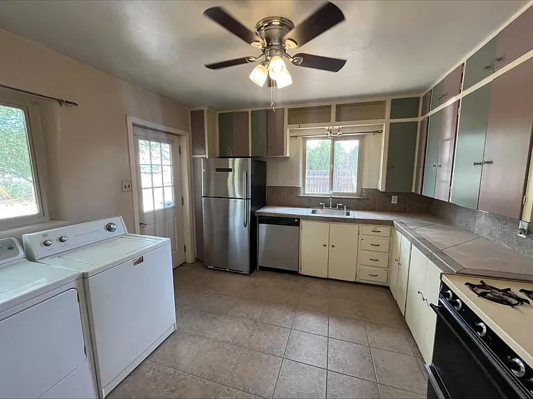 Updated 2 Bed 1 Bath in the Sweetest Part of Nob Hill — Photo 4
