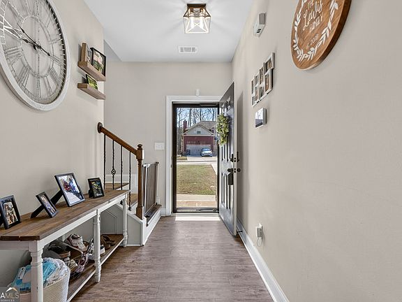 4th image of 482 Louise Way