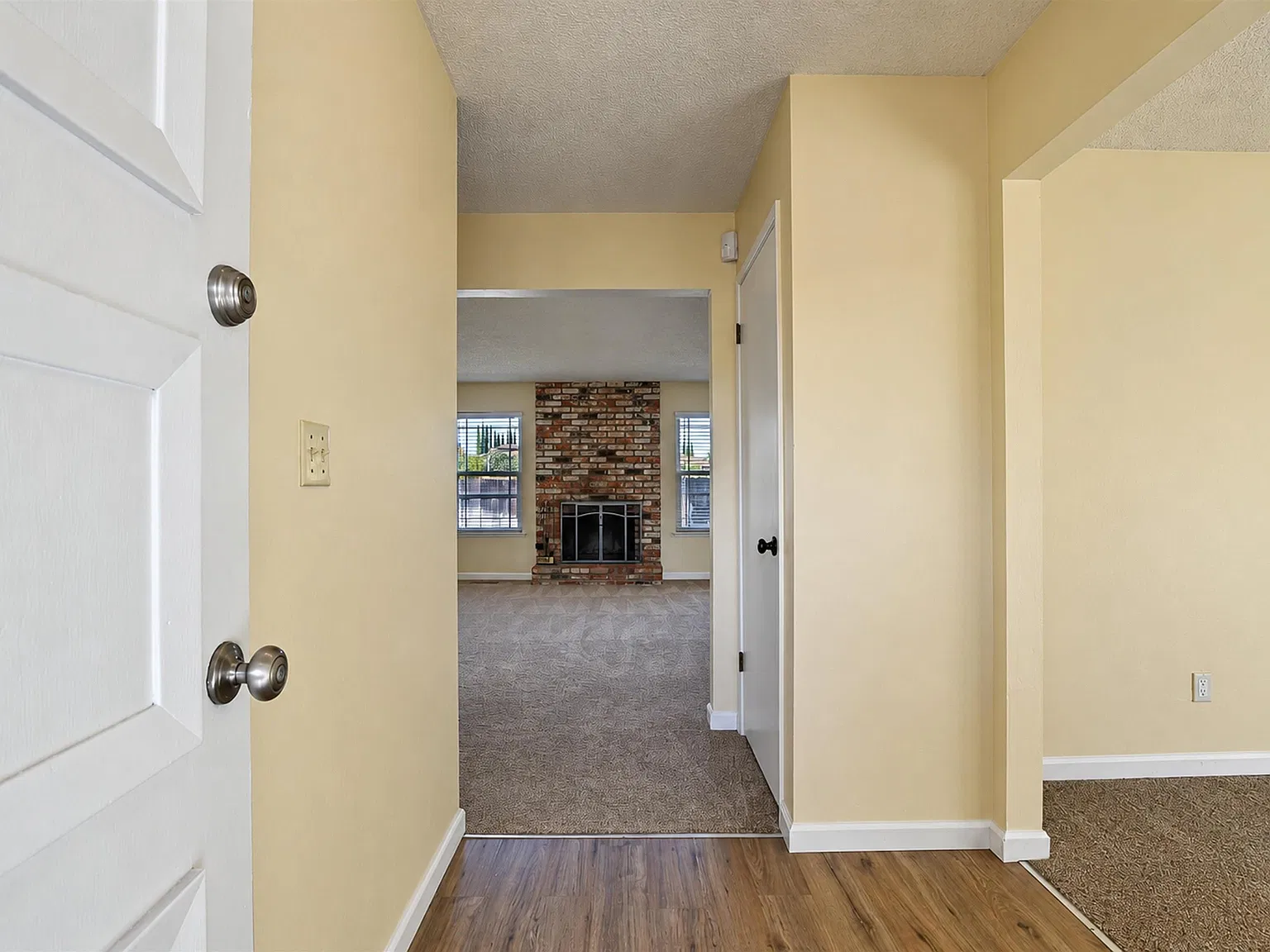 3 bed, 2.0 bath, 1425 sqft, $3,200 — Photo 3
