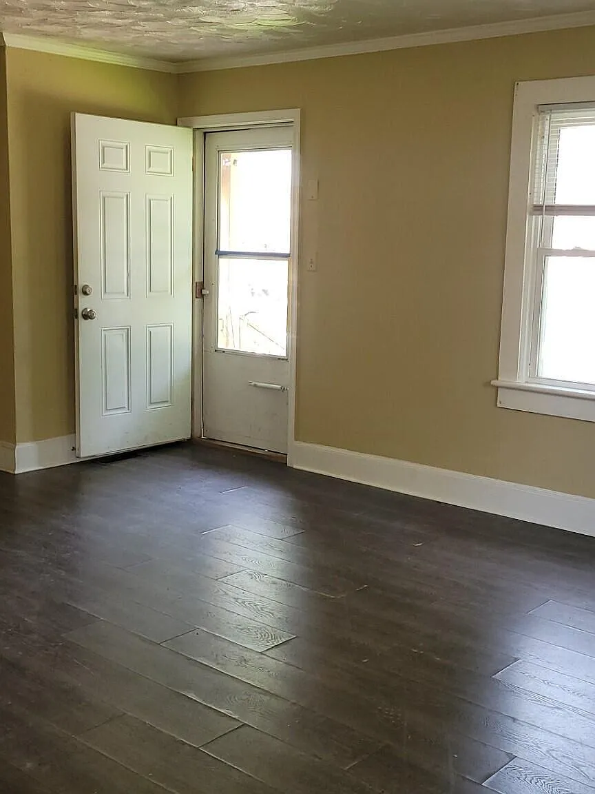 3 bed, 1.0 bath, $1,395 — Photo 2