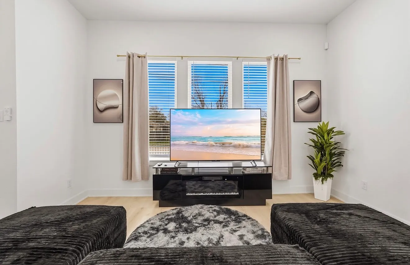 6528 Weston Street (Flat 3 Bedroom 3 Bathroom) — Photo 4
