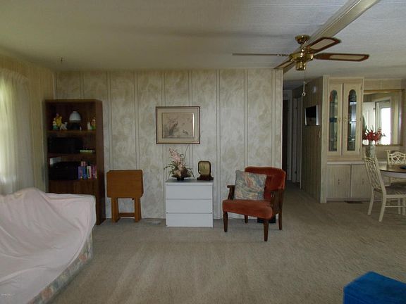 4th image of 951 Periwinkle Cir