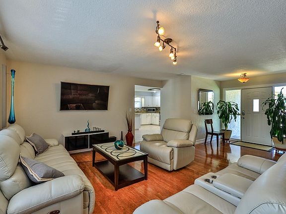 5th image of 744 E River Oak Dr