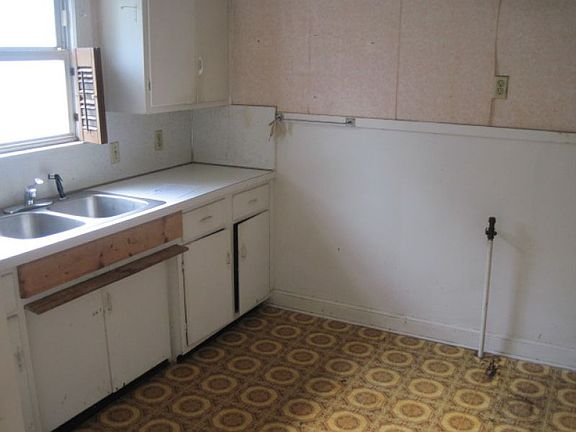 5th image of 3086 Crump Ave