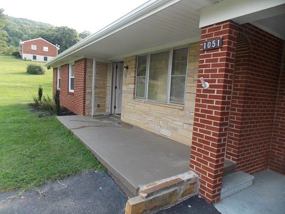 3rd image of 1051 Mineral Springs Dr