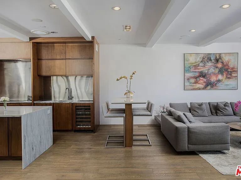 2105 E Balboa Blvd — Photo 15