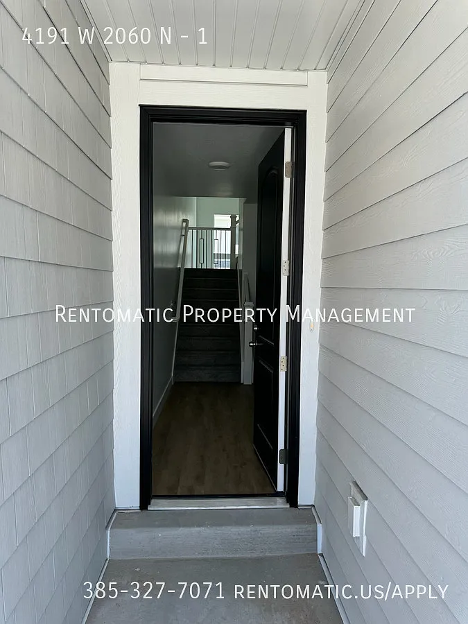 3 bed, 2.5 bath, 2210 sqft, $2,299 — Photo 2
