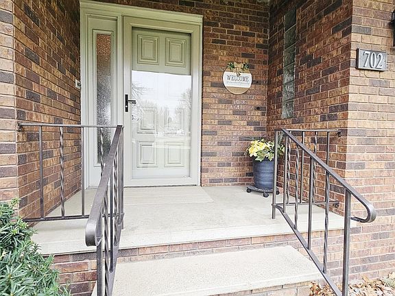 2nd image of 702 W Maple St