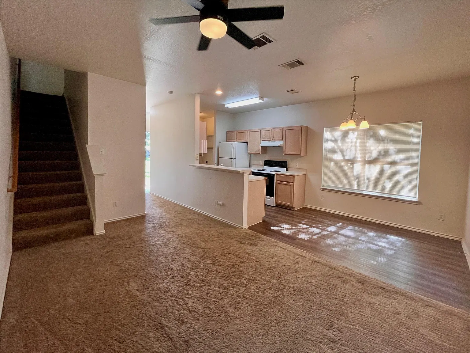 3 bed, 2.5 bath, 1212 sqft, $1,550 — Photo 3