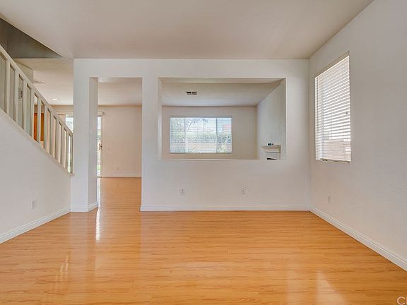 5th image of 12 Iroquois Ct