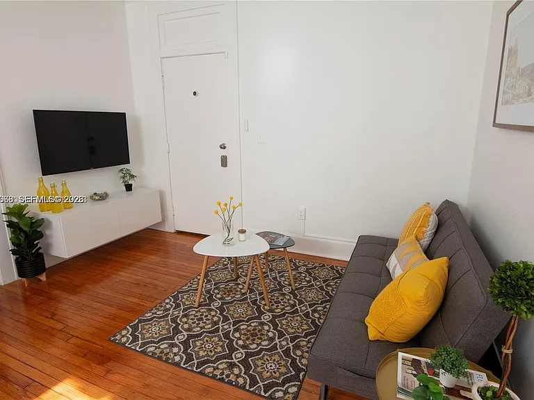124 Mendoza Ave #9 — Photo 3