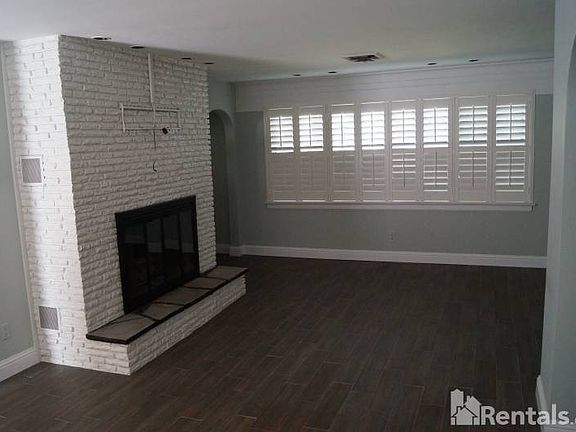 Gas fireplace in living/dining