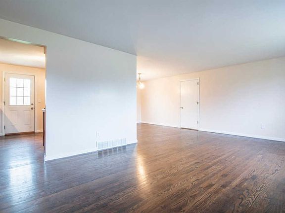 5th image of 690 McCormick Ln