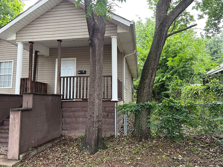 1911 Cherry St — Photo 3