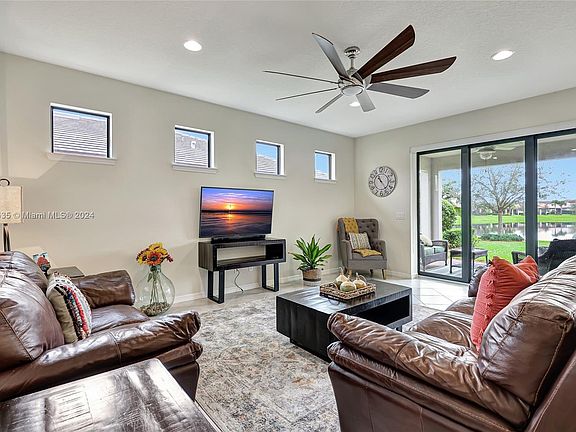 5th image of 652 SE Monteiro Dr