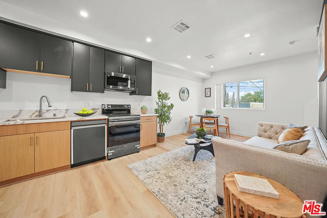 4 bed, 4.5 bath, 1950 sqft, $4,490 — Photo 1