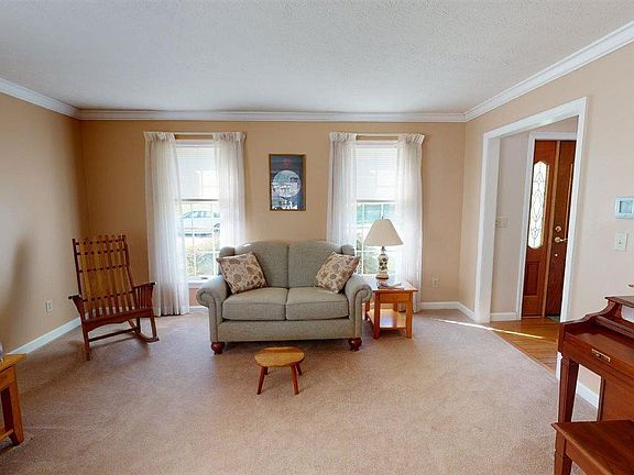 4th image of 45 Hickory Dr