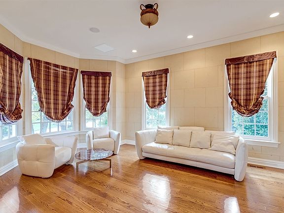 5th image of 53 Stone Hill Dr S