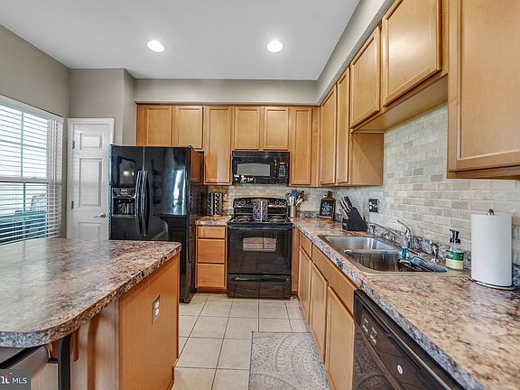 5th image of 34 Tuxford Ln #34