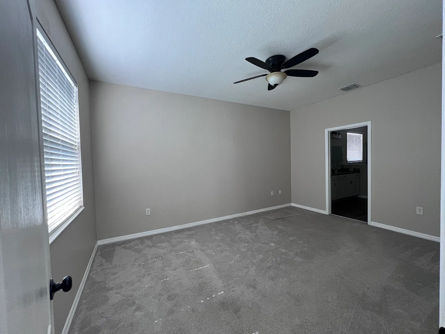 4 bed, 2195 sqft, $3,200 — Photo 4