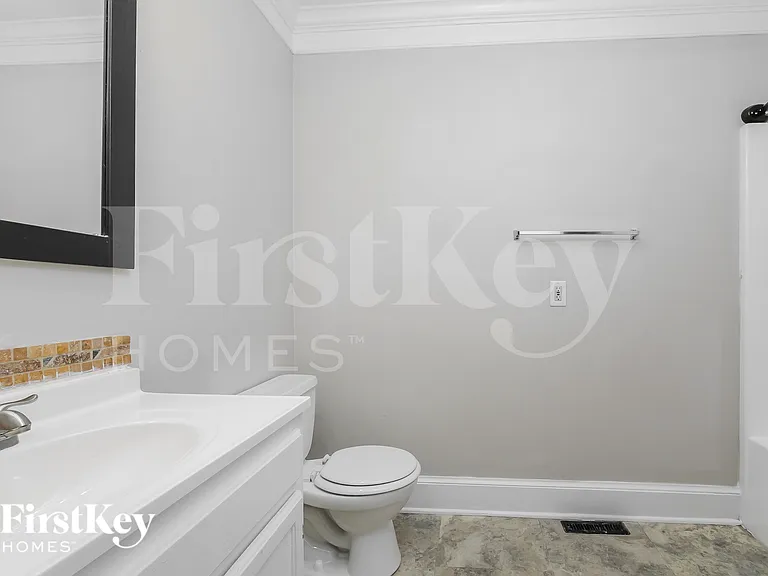 201 E Hale St — Photo 16