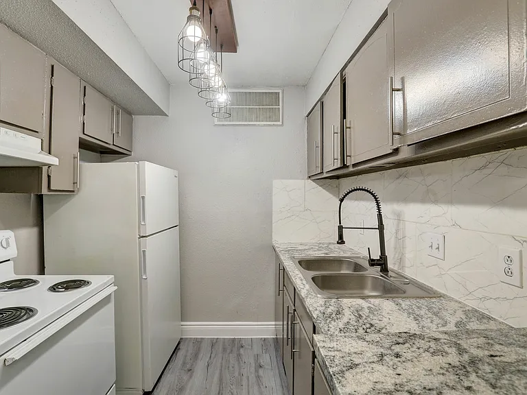 Camino Del Sol Apartments — Photo 10