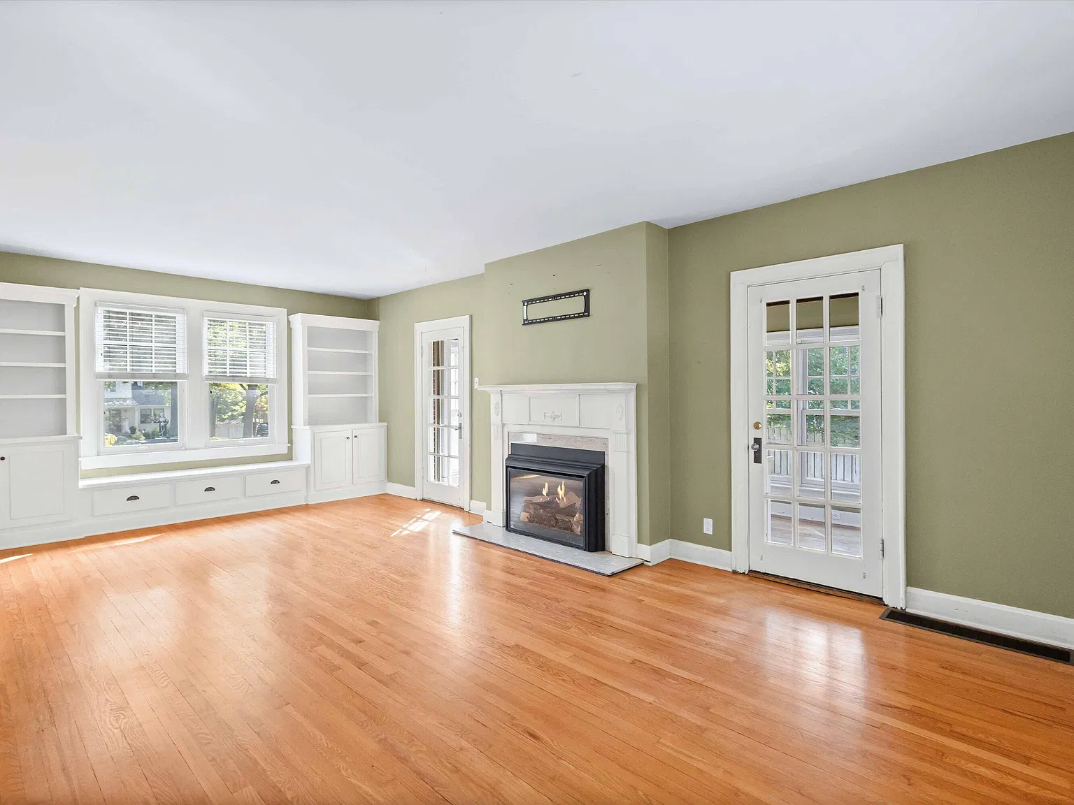4 bed, 3.5 bath, 3500 sqft, $3,900 — Photo 4