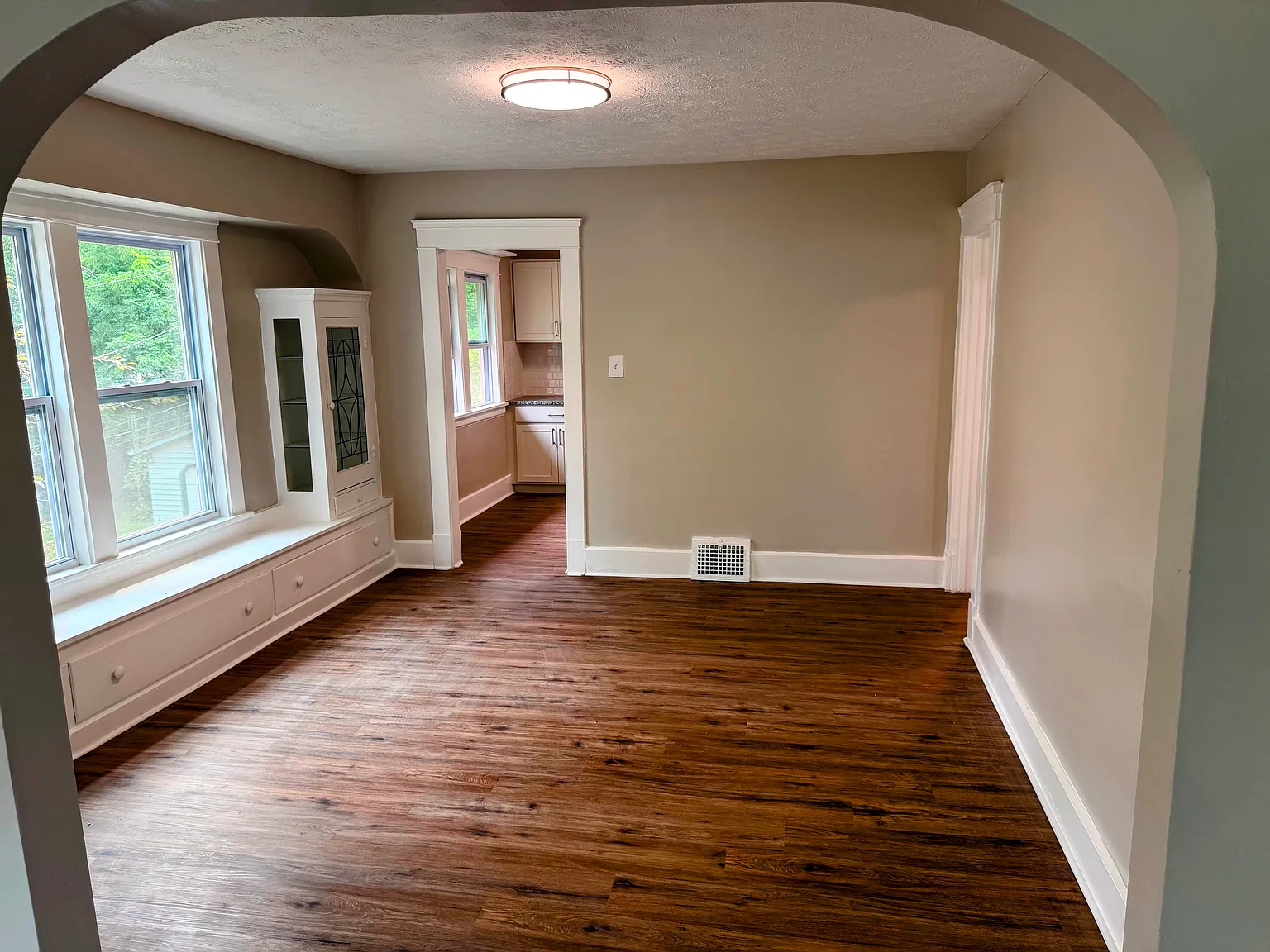 2 bed, 1000 sqft, $1,350 — Photo 2