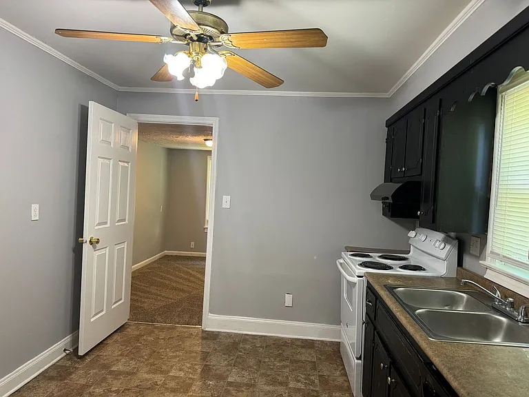 634 Lafayette Rd — Photo 3