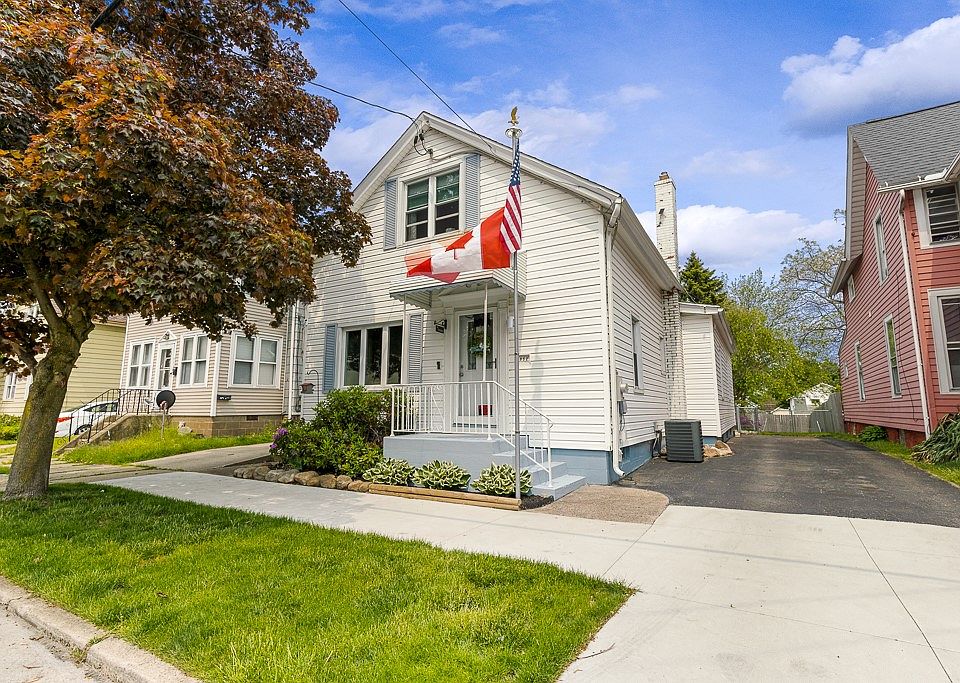 1st image of 952 W 21st St