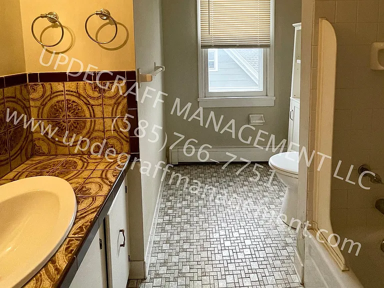 521 Oxford St — Photo 7