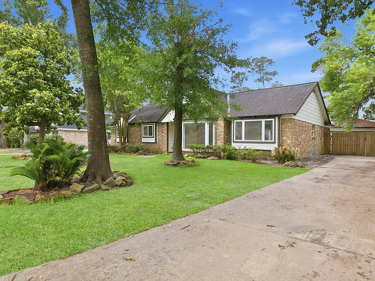 15215 Parkville Dr — Photo 6