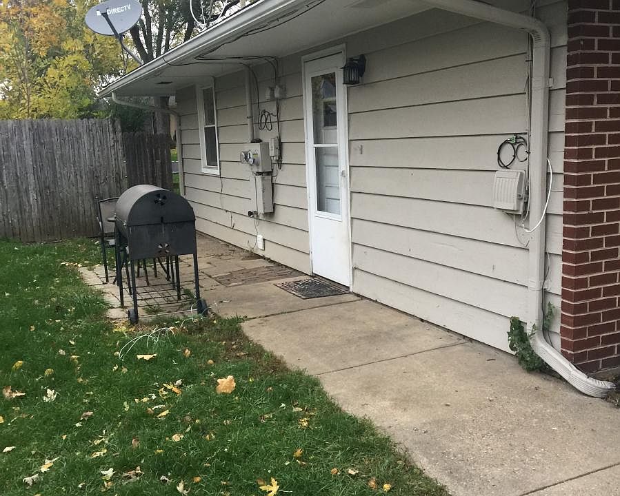 2nd image of 407-409 E Lee St