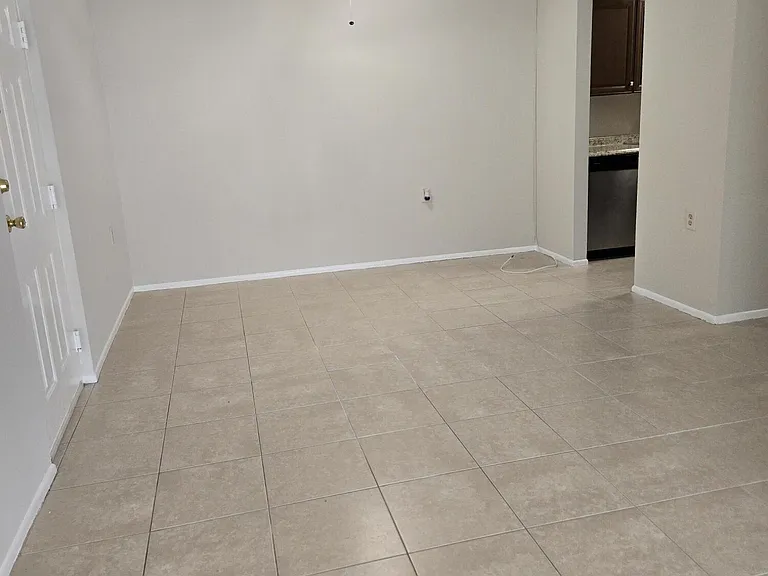 1141 Lake Victoria Dr #H — Photo 6