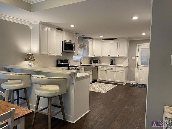 4th image of 810 Melville St