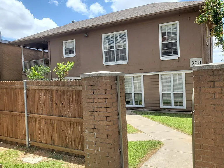 303 W Hickory St — Photo 2